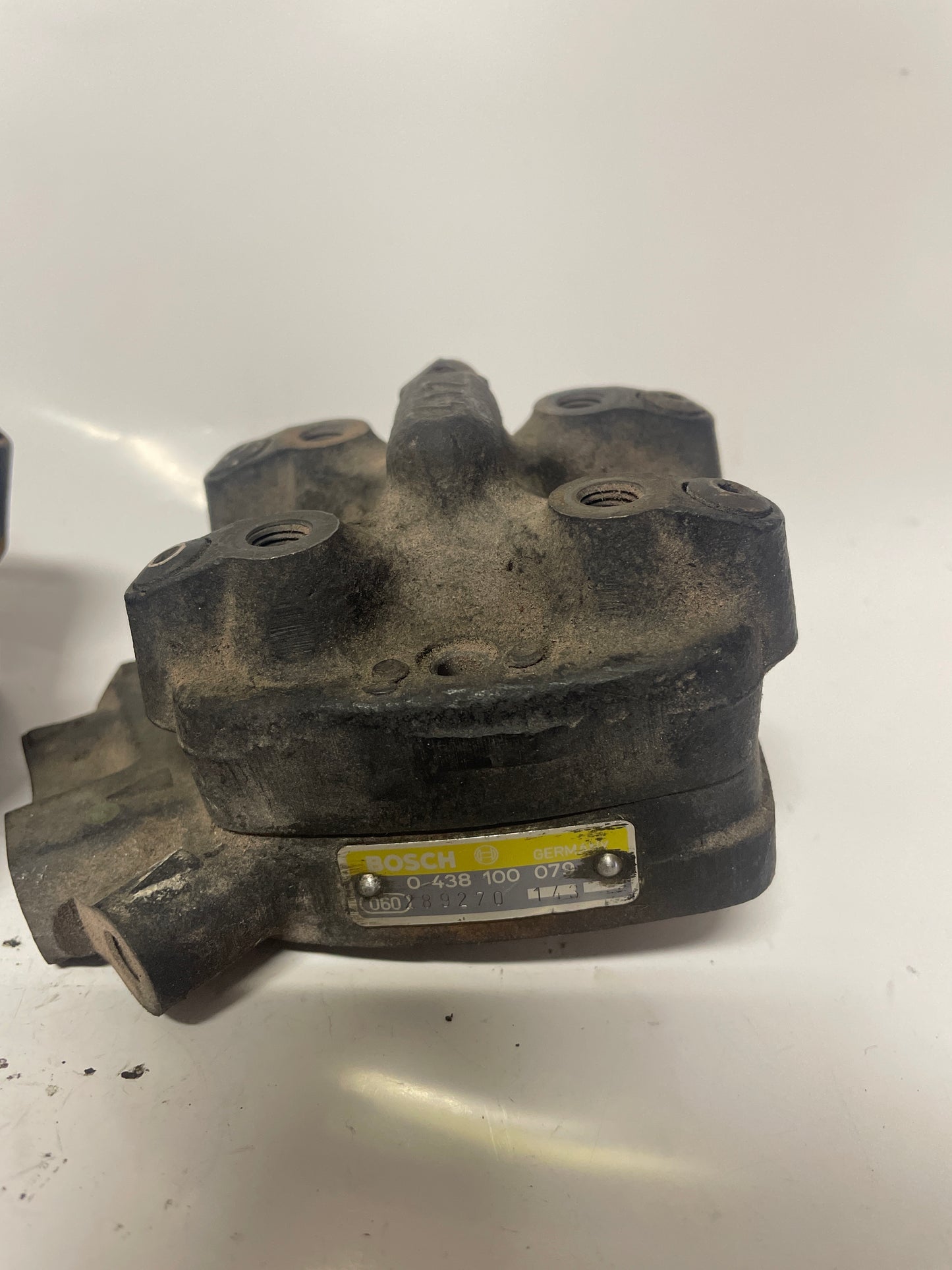 Distributeur BOSCH 0438100079 WV GOLF 1 (17) 1.6 GTI